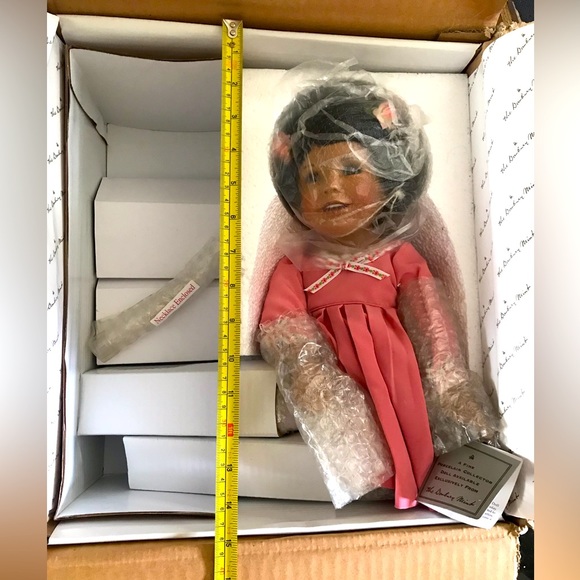 A Fine Porcelain Collector Doll “ Cristina” By The Danbury Mint collection - Picture 1 of 7